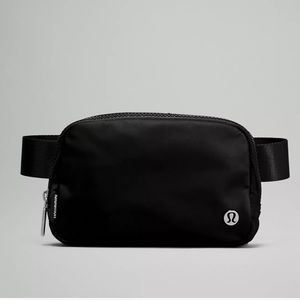 Lululemon Everywhere 1L Belt Bag in Black